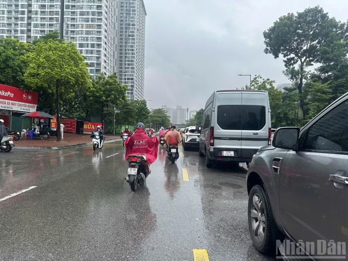 Mưa dứt, nước rút, giao thông "dễ thở" hơn trong buổi chiều tan tầm