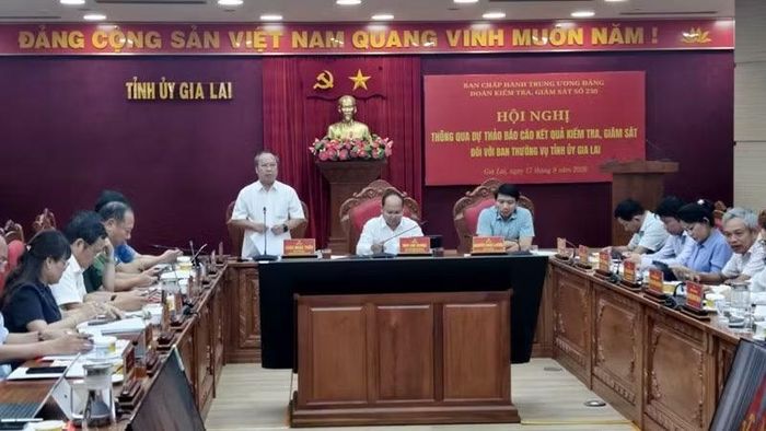 Đồng chí Châu Ngọc Tuấn, Trưởng đoàn đại biểu Quốc hội phát biểu tại hội nghị. (Ảnh: LƯƠNG TÙNG)