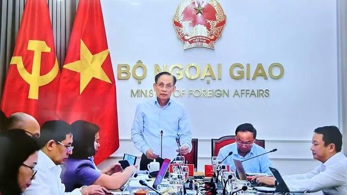 Đồng chí Lê Hoài Trung, Ủy viên Bộ Chính trị, Bộ trưởng Ngoại giao, Trưởng Đoàn Kiểm tra, giám sát số 230 phát biểu chỉ đạo tại trụ sở Bộ Ngoại giao. (Ảnh: LƯƠNG TÙNG)