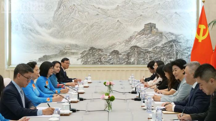 Đồng chí Lê Thị Thủy hội kiến Phó trưởng Ban Liên lạc Đối ngoại Trung ương Đảng Cộng sản Trung Quốc Tôn Hải Yến. (Ảnh: VI SA)