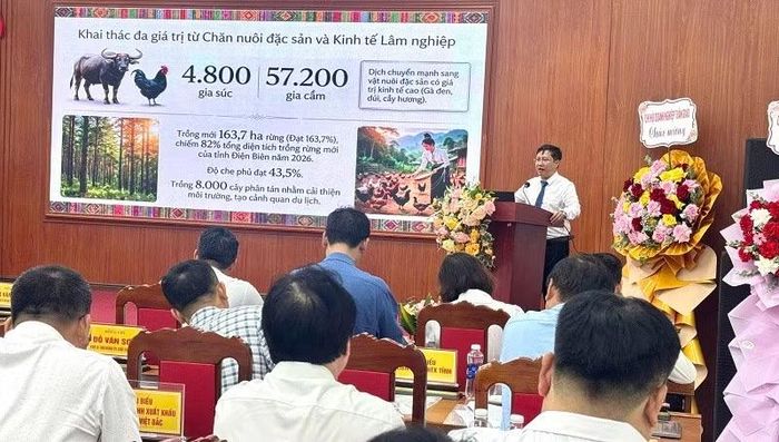 Đồng chí Đỗ Văn Sơn, Chủ tịch Ủy ban nhân dân xã Chiềng Sinh báo cáo các kết quả nổi bật xã Chiềng Sinh đạt được sau một năm thực hiện Đề án Tái cơ cấu sản xuất nông nghiệp. (Ảnh: LÊ LAN)