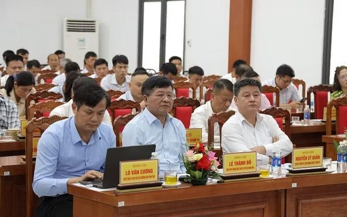 Đồng chí Lê Thành Đô (người ngồi giữa), Phó Bí thư thường trực Tỉnh ủy, Chủ tịch Hội đồng nhân dân tỉnh cùng các đồng chí lãnh đạo tỉnh Điện Biên dự hội nghị tại xã Chiềng Sinh. (Ảnh: LÊ LAN)
