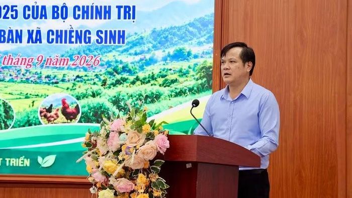 Đồng chí Lò Văn Cương, Phó Chủ tịch Thường trực Ủy ban nhân dân tỉnh Điện Biên phát biểu tại hội nghị xã Chiềng Sinh. (Ảnh: LÊ LAN)