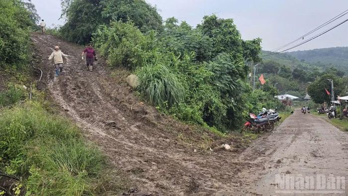 Đường trơn trượt đã ảnh hưởng tới việc di chuyển của người dân lên khu tạm trú.