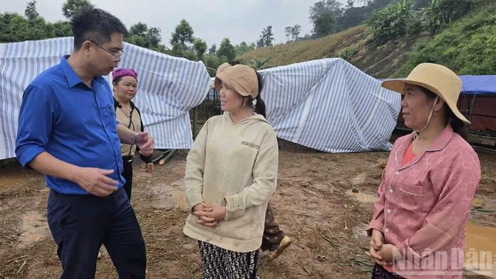 Lãnh đạo xã Quảng Sơn thăm hỏi, động viên người dân phải dời tới khu vực tạm trú.