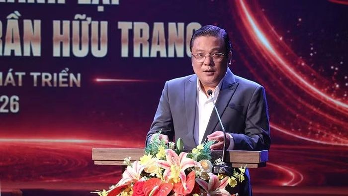 Nghệ sĩ Ưu tú Phan Quốc Kiệt, Giám đốc Nhà hát Cải lương Trần Hữu Trang trình bày đề dẫn tọa đàm. (Ảnh: VĂN HÀ)