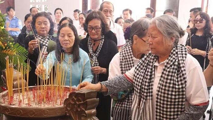 Các nghệ sĩ Nhà hát Cải lương Trần Hữu Trang tổ chức Về nguồn tại Khu di tích Căn cứ Trung ương Cục miền nam nhân kỷ niệm 50 năm thành lập nhà hát (15/9/1976-15/9/2026). (Ảnh: VĂN HÀ)
