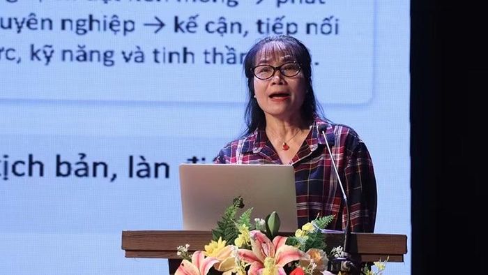 Tiến sĩ Bùi Thị Hoa, Phân viện Văn hóa, Nghệ thuật, Thể thao và Du lịch miền nam trình bày tham luận tại tọa đàm.
