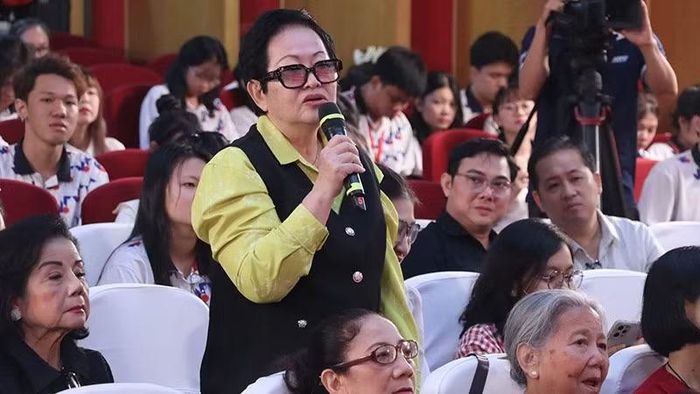 Đạo diễn, Nghệ sĩ Ưu tú Hoa Hạ phát biểu tại tọa đàm. (Ảnh: VĂN HÀ)