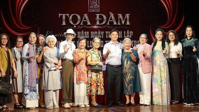 Các đại biểu, nhà nghiên cứu, nghệ sĩ chụp ảnh lưu niệm sau buổi tọa đàm. (Ảnh: VĂN HÀ)