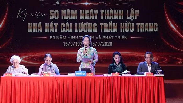 Ban chủ tọa chương trình tọa đàm. (Ảnh: VĂN HÀ)