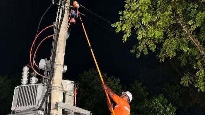 Nhân viên Điện lực Kim Bảng, Công ty Điện lực Phú Thọ khẩn trương kiểm tra, xử lý lưới điện tại các khu vực bị ngập. (Ảnh: EVNNPC cung cấp)