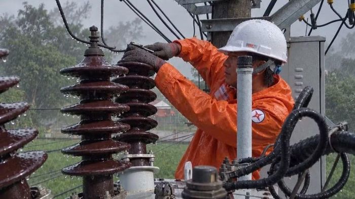 Tại các khu vực xảy ra sự cố, công nhân sẽ kiểm tra hiện trạng và xử lý các vị trí ảnh hưởng, sẵn sàng cấp điện trở lại khi điều kiện cho phép. (Ảnh: EVNNPC cung cấp)