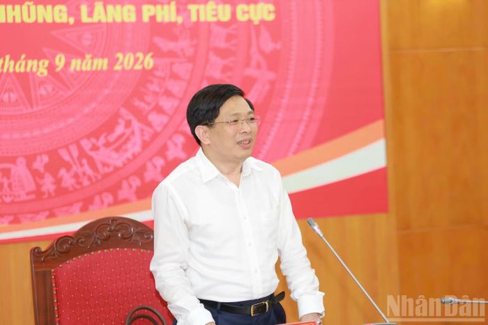 Đồng chí Đặng Văn Dũng thông tin về kết quả cuộc họp Thường trực Ban Chỉ đạo. (Ảnh: ĐẶNG PHƯỚC)