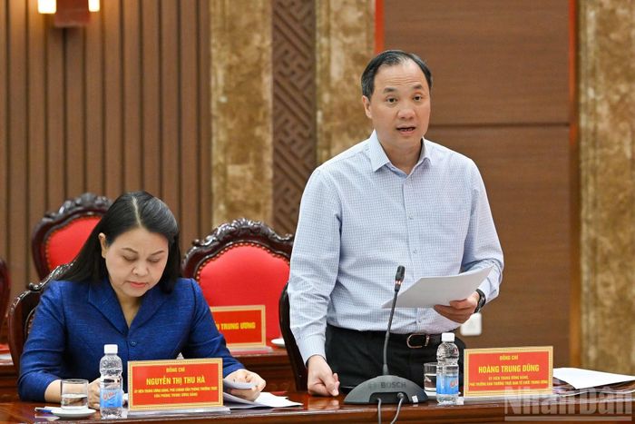 Phó Trưởng ban Thường trực Ban Tổ chức Trung ương Hoàng Trung Dũng trình bày dự thảo báo cáo kiểm tra, giám sát.