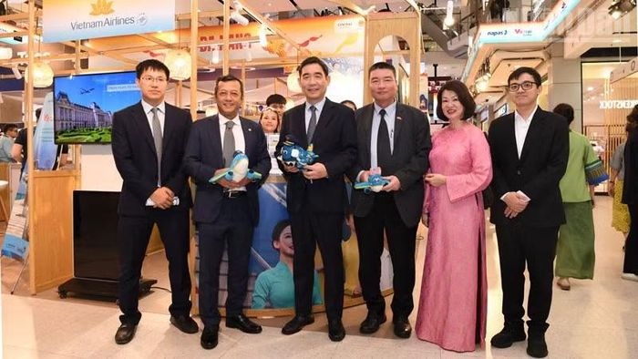 Đại sứ Việt Nam tại Thái Lan Phạm Việt Hùng (thứ ba từ trái sang) tham quan gian hàng của Vietnam Airlines. (Ảnh: XUÂN SƠN)