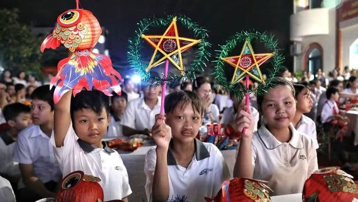Các cháu thiếu niên tham dự chương trình Đêm hội trăng rằm. (Ảnh: DL)