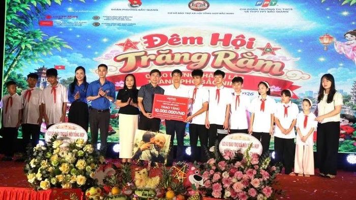 Nhiều tổ chức, đơn vị trao tặng quà cho các cháu thiếu niên, nhi đồng được nuôi dưỡng tại Cơ sở bảo trợ xã hội Bắc Ninh tại chương trình đêm hội. (Ảnh: DL)