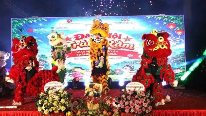Tiết mục múa Lân do các cháu thiếu niên biểu diễn tại đêm hội. (Ảnh: DL)