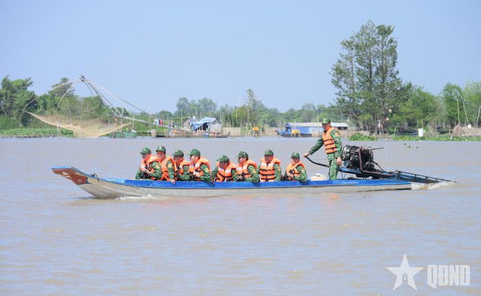Bộ đội Biên phòng tỉnh An Giang tuần tra, kiểm soát địa bàn. Ảnh: QUANG ĐỨC