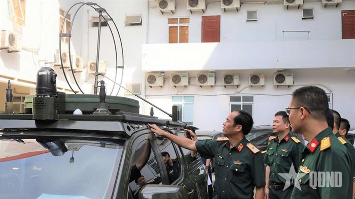 Thủ trưởng Binh chủng Thông tin liên lạc kiểm tra công tác nghiên cứu, làm chủ khoa học công nghệ ở Trung tâm Kỹ thuật thông tin Công nghệ cao. Ảnh: NAM TIẾN