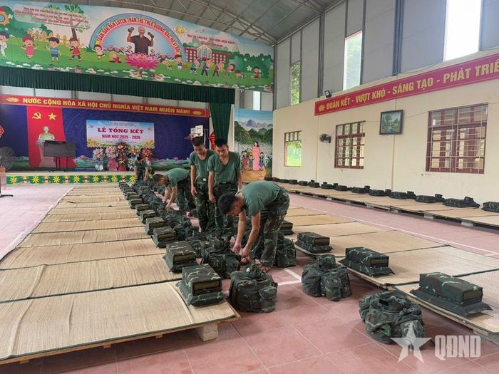  Nơi ăn ở của cán bộ, chiến sĩ Trung đoàn 123 (Bộ CHQS tỉnh Lạng Sơn) khi tham gia xây dựng Trường Phổ thông nội trú liên cấp Tiểu học và THCS Kiên Mộc, xã Kiên Mộc (Lạng Sơn) luôn được sắp xếp gọn gàng.