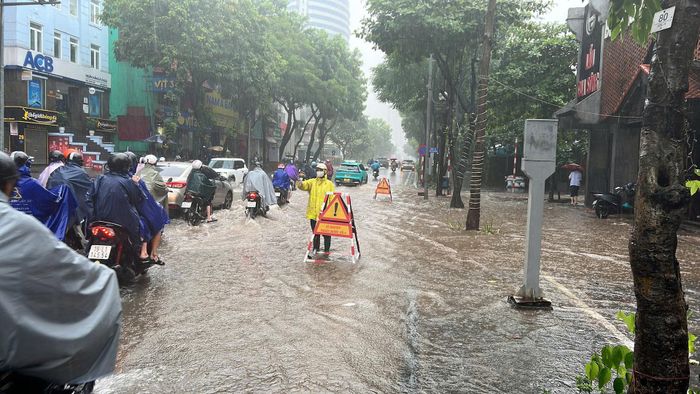 Lực lượng chức năng ứng trực tại đường Huỳnh Thúc Kháng (Hà Nội).