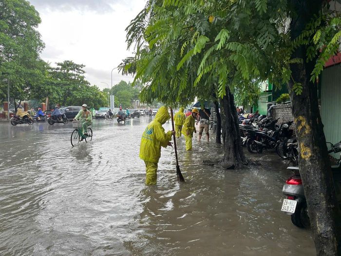 Lực lượng chức năng ứng trực tại đường Lê Trọng Tấn (Hà Nội).