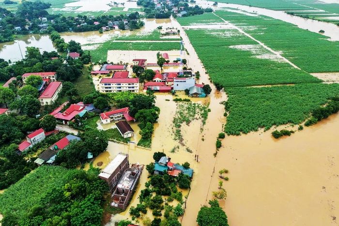 Nhiều vùng trũng thấp ven sông, các điểm tràn, khu dân cư bị ngập. Ảnh: HOÀNG ĐÔNG