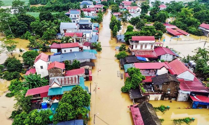 Nước sông Bưởi lên cao, kết hợp mưa lớn, khiến nhiều vùng trũng thấp ven sông, các điểm tràn và khu dân cư bị ngập. Ảnh: HOÀNG ĐÔNG