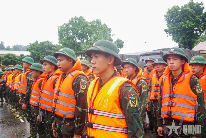 Nhận lệnh lên đường thực hiện nhiệm vụ.