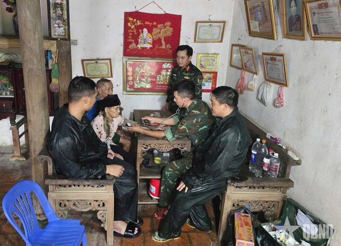 Thăm khám, tư vấn sức khỏe cho người dân xã Xuân Mai, TP Hà Nội.