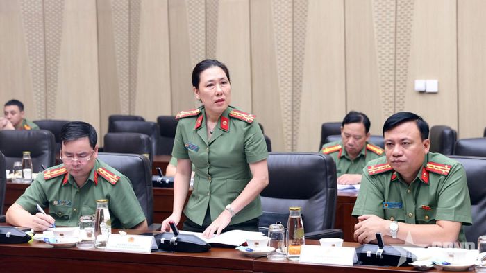 Đại diện lãnh đạo các cơ quan của Bộ Công an đóng góp ý kiến tại cuộc họp.