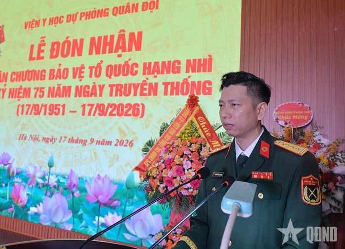 Đại tá Nguyễn Kiên Cường, Viện trưởng Viện Y học dự phòng Quân đội trình bày diễn văn kỷ niệm.