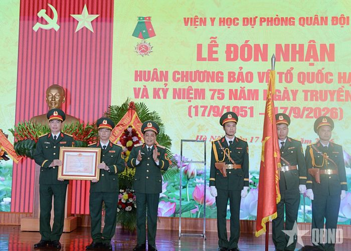 Thừa ủy quyền của Chủ tịch nước, Trung tướng Trần Minh Đức trao Huân chương Bảo vệ Tổ quốc hạng Nhì tặng Viện Y học dự phòng Quân đội.
