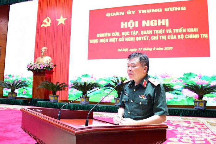 Thiếu tướng Bùi Trọng Hiếu trình bày chuyên đề. 
