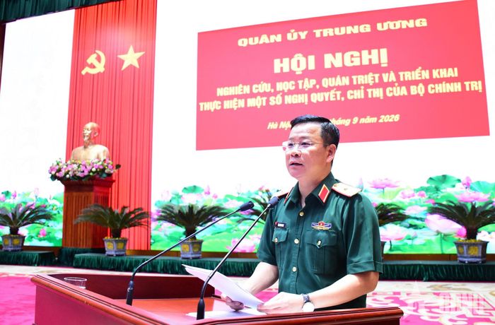 Thiếu tướng Tống Văn Thanh trình bày chuyên đề.