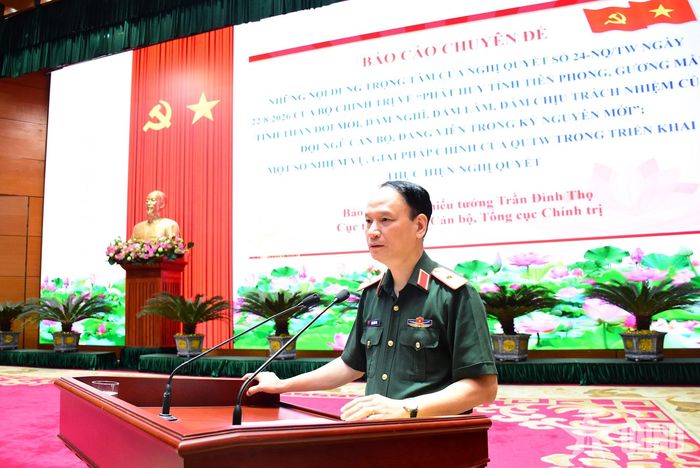 Thiếu tướng Trần Đình Thọ trình bày chuyên đề.