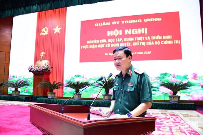 Trung tướng Nguyễn Văn Đức trình bày chuyên đề.