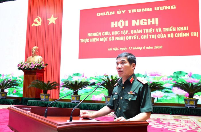 Thiếu tướng Đào Minh Đạo trình bày chuyên đề.
