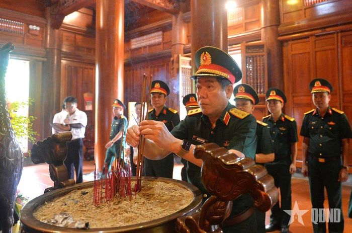 Thượng tướng Nguyễn Văn Gấu dâng hương tưởng niệm Chủ tịch Hồ Chí Minh.
