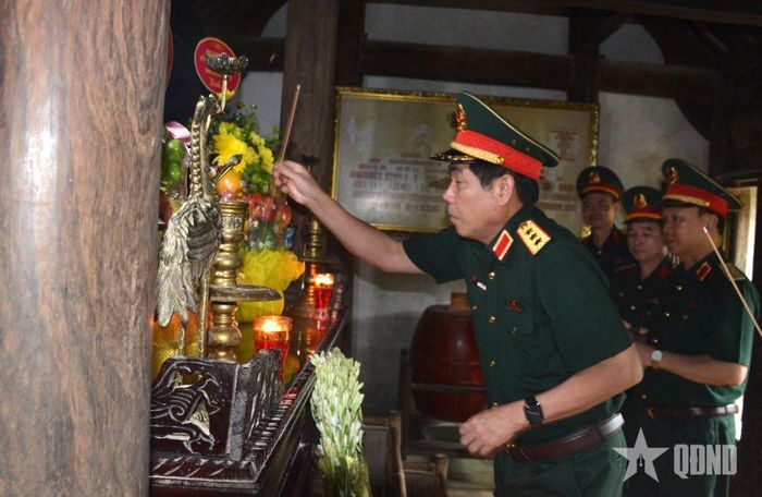 Thượng tướng Nguyễn Văn Gấu dâng hương tưởng niệm. 