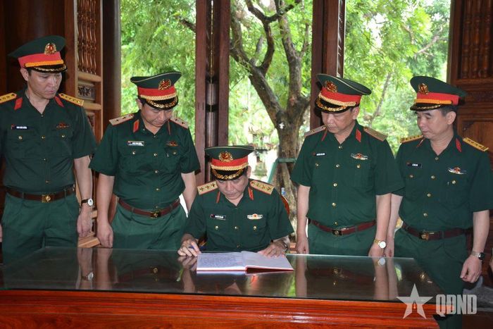  Thượng tướng Nguyễn Văn Gấu ghi sổ lưu niệm tại Khu di tích lịch sử quốc gia đặc biệt Kim Liên. 