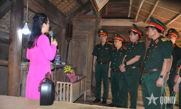 Đoàn công tác tham quan cụm di tích Làng Sen (quê nội của Chủ tịch Hồ Chí Minh) nằm trong Khu di tích lịch sử quốc gia đặc biệt Kim Liên.