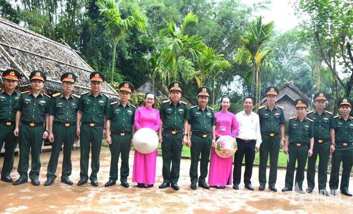 Đoàn công tác tại Khu di tích lịch sử quốc gia đặc biệt Kim Liên. 