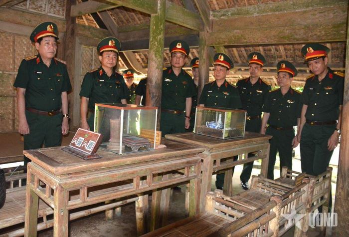 Đoàn công tác tham quan tại cụm di tích Hoàng Trù (quê ngoại của Chủ tịch Hồ Chí Minh) nằm trong Khu di tích lịch sử quốc gia đặc biệt Kim Liên.