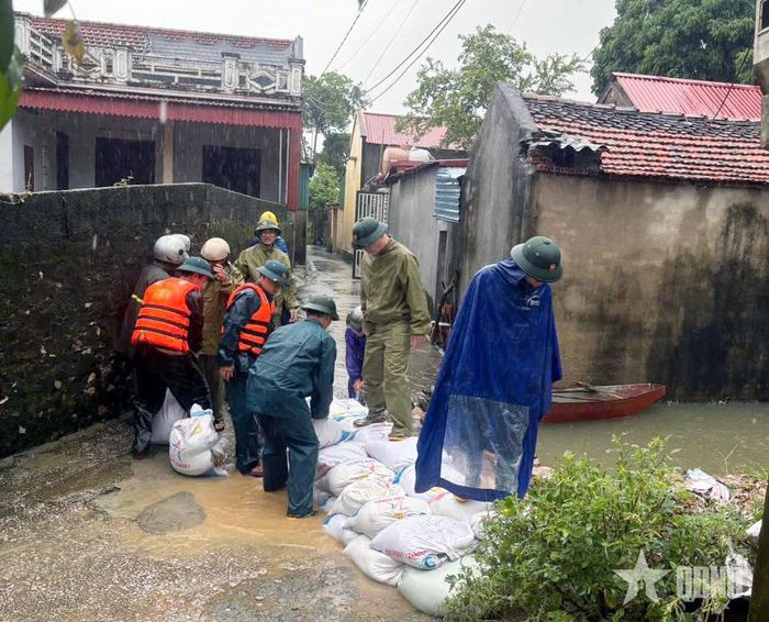 LLVT xã Thiệu Quang ngăn nước vào các khu dân cư trũng thấp ven sông.