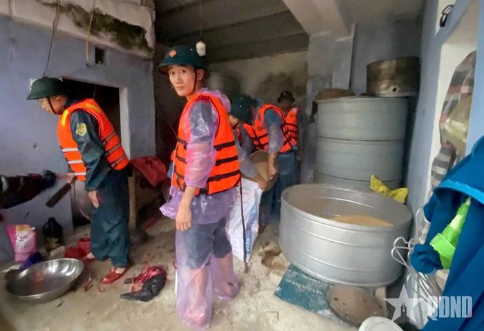 Vận chuyển lương thực giúp các hộ dân vùng ngập sâu đến vị trí an toàn.