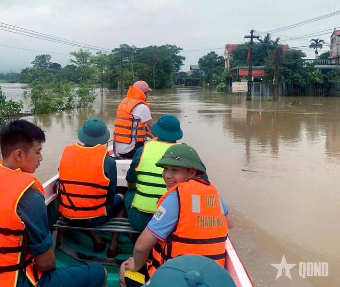 Lực lượng chức năng đưa phương tiện, trang bị cứu hộ tiếp cận khu vực bị ngập sâu, sẵn sàng hỗ trợ, sơ tán người dân.