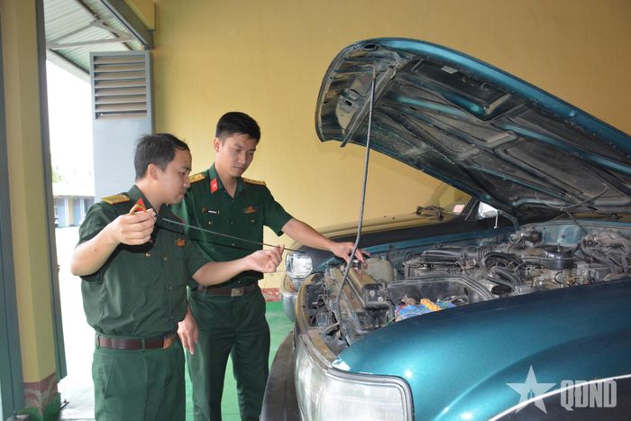 Đại úy Nguyễn Văn Thọ cùng Thượng úy QNCN Hoàng Đức An kiểm tra tình trạng xe.